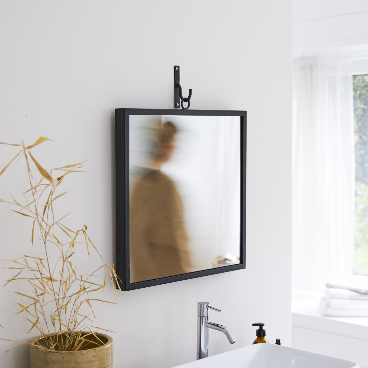 Miroir en métal 50x50 Square industriel Tikamoon