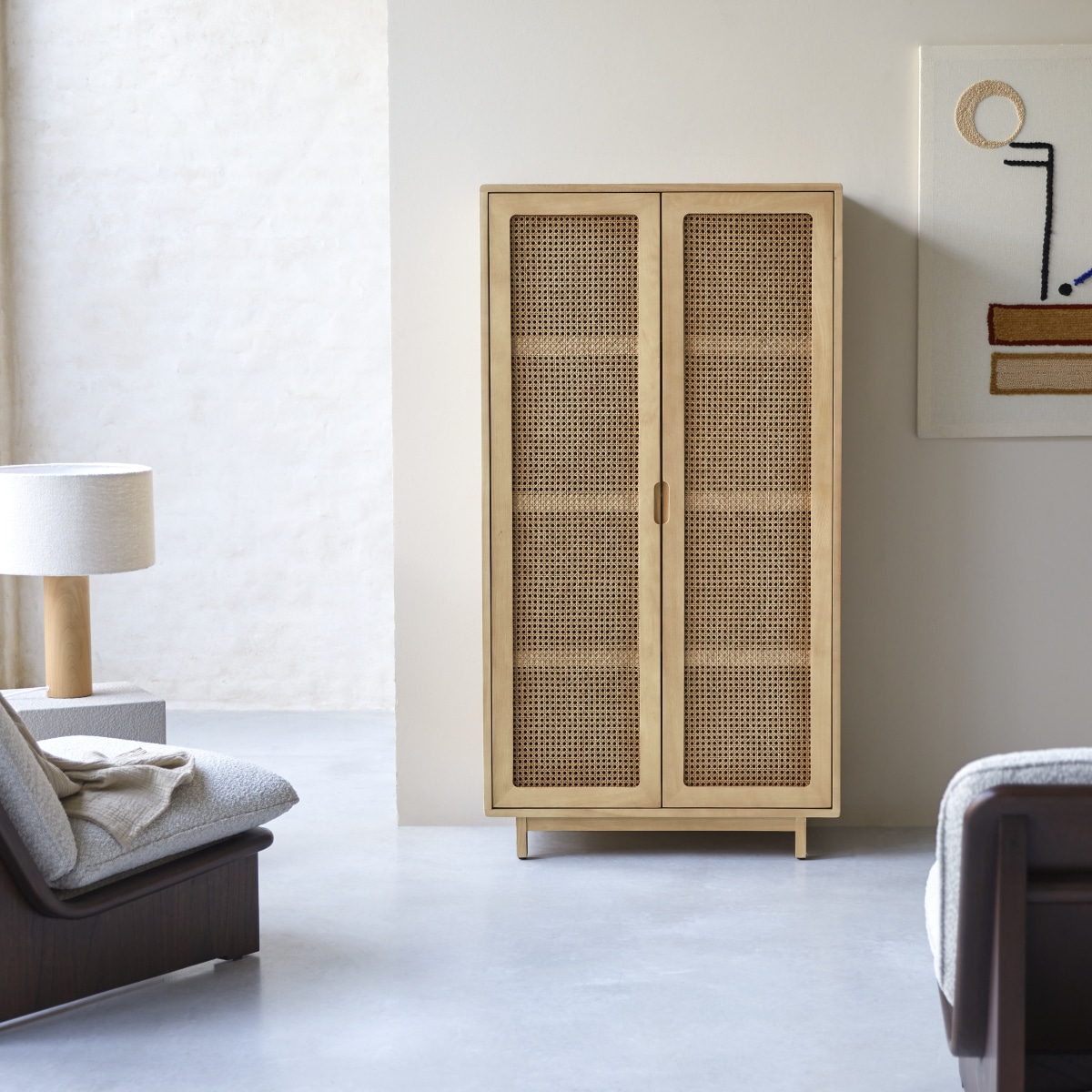Credenza Portabottiglie In Stile Boho - Frontale In Rattan, Gambe In Legno, Colore Marrone Chiaro