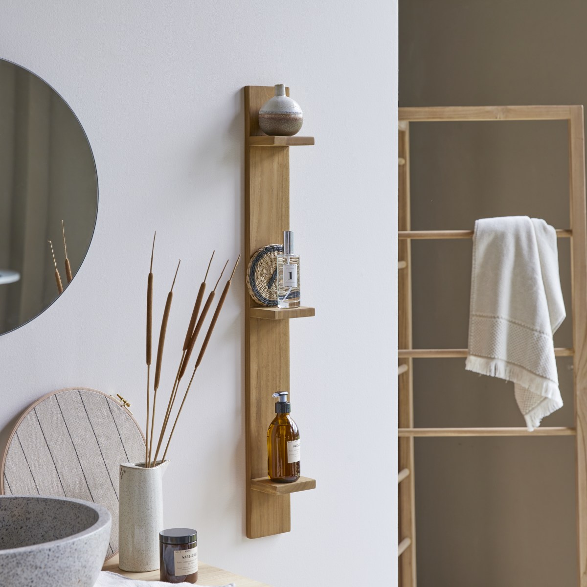 Etagère murale de Salle de Bain verticale en bois de Teck Bahya FSC® - Tikamoon