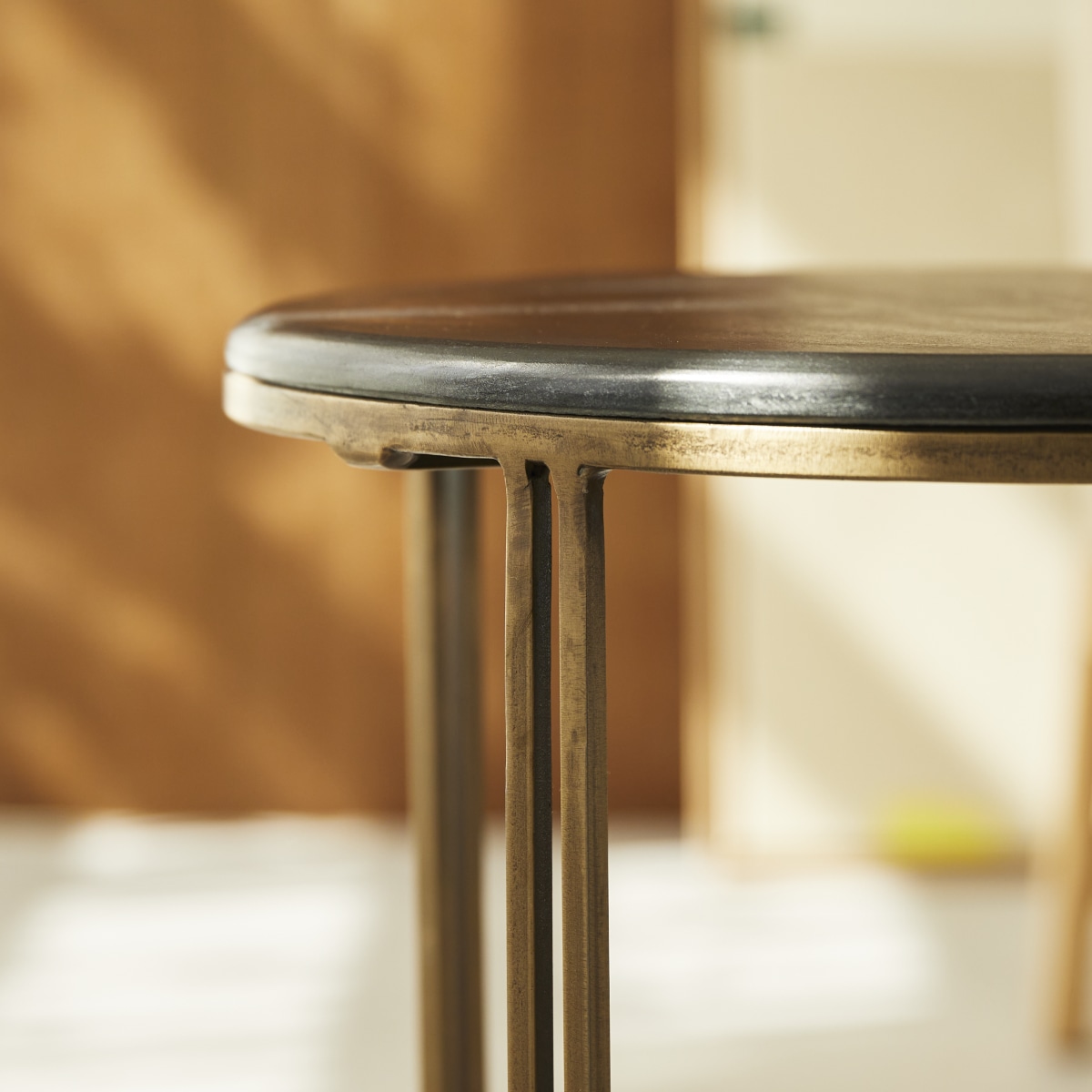 Simëon - Metalen en marmeren banktafel