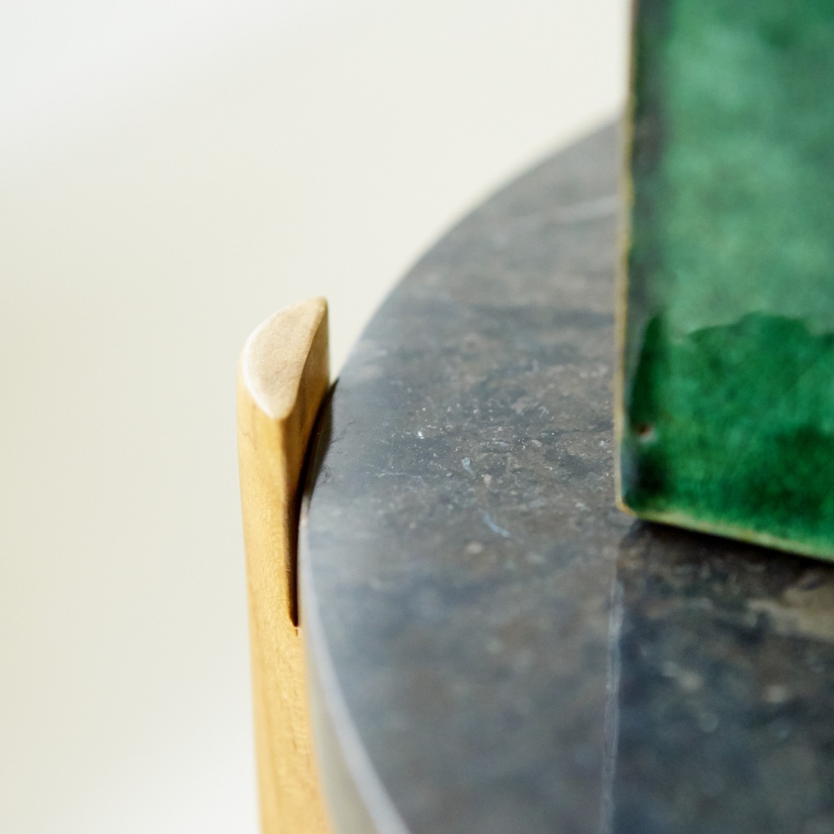 Nestor - Beistelltisch aus Teak und Marmor black