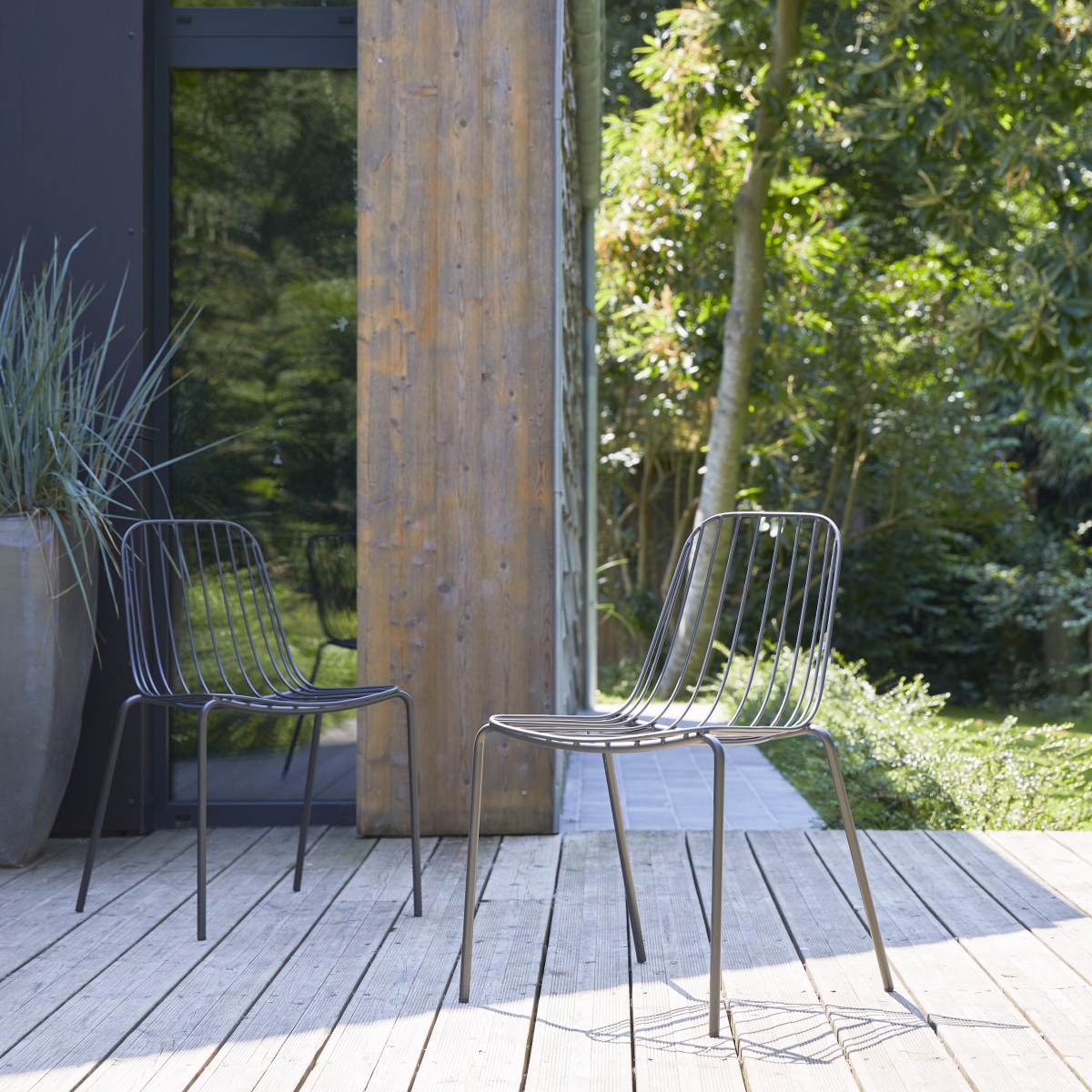 Chaise de jardin en métal peint Arty dark grey Tikamoon