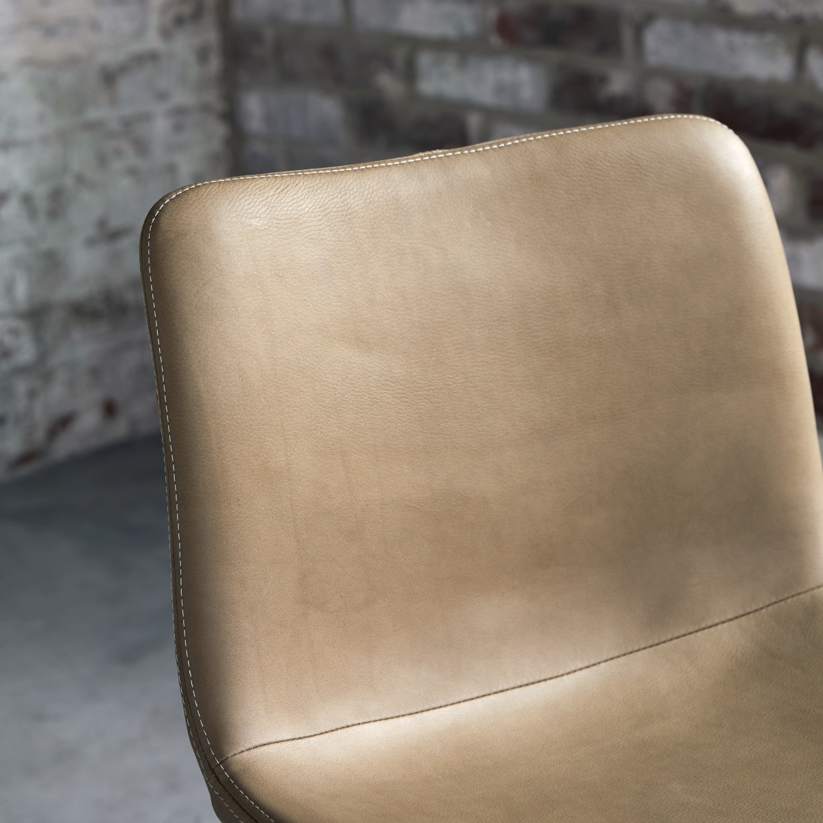 Cocoon - Stoel van eikenhout en Cheyenne leer