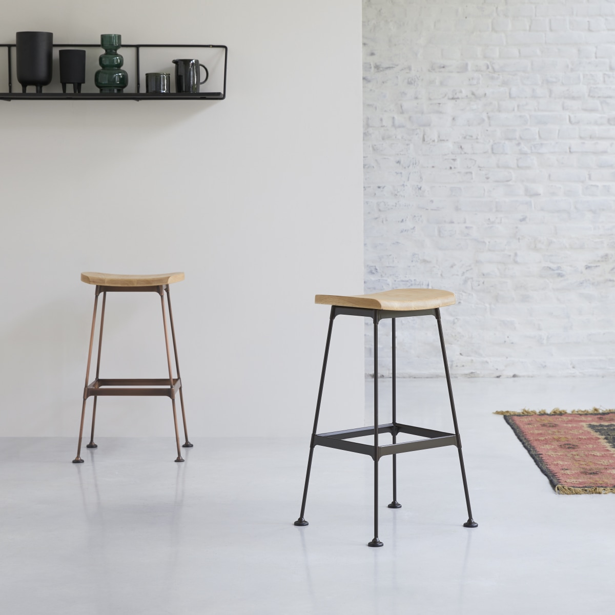 Tabouret haut en métal et bois de frêne Diego black Tikamoon