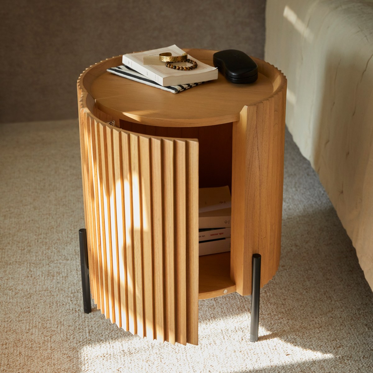 Lou - Bedside table in solid mindi 