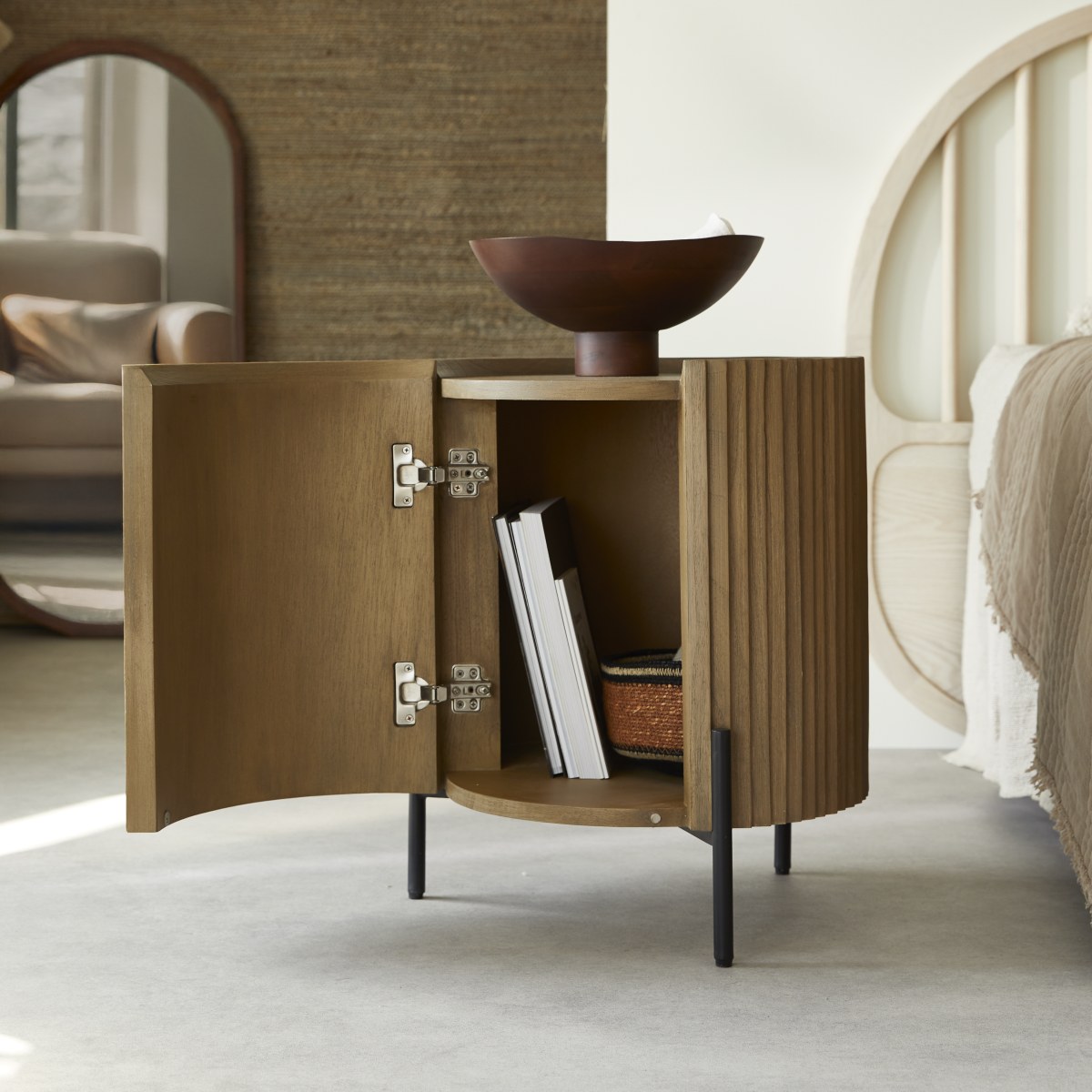 Lou - Bedside table in solid mindi 