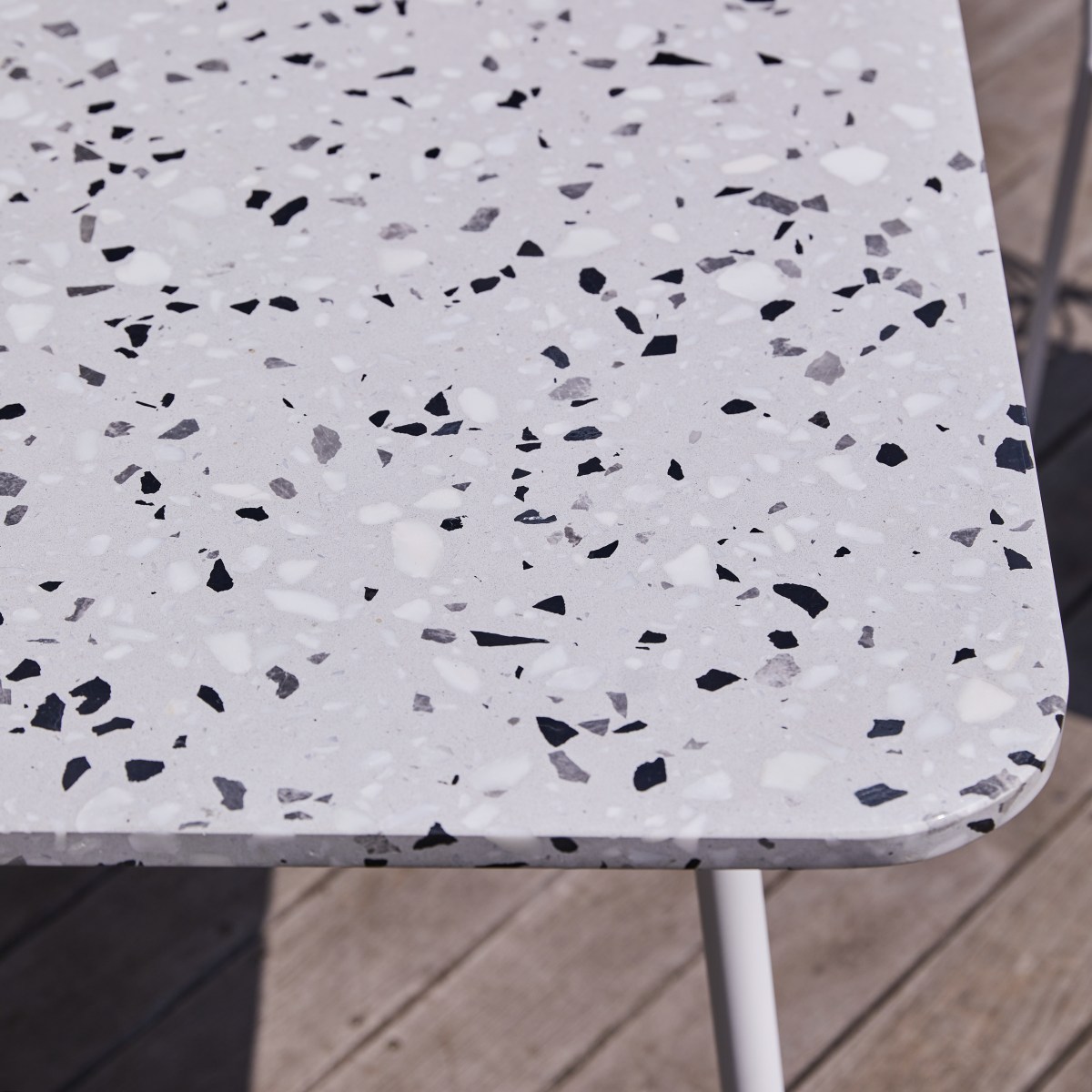 Elio - Table de jardin rectangulaire en terrazzo premium et métal white 4/6 pers.