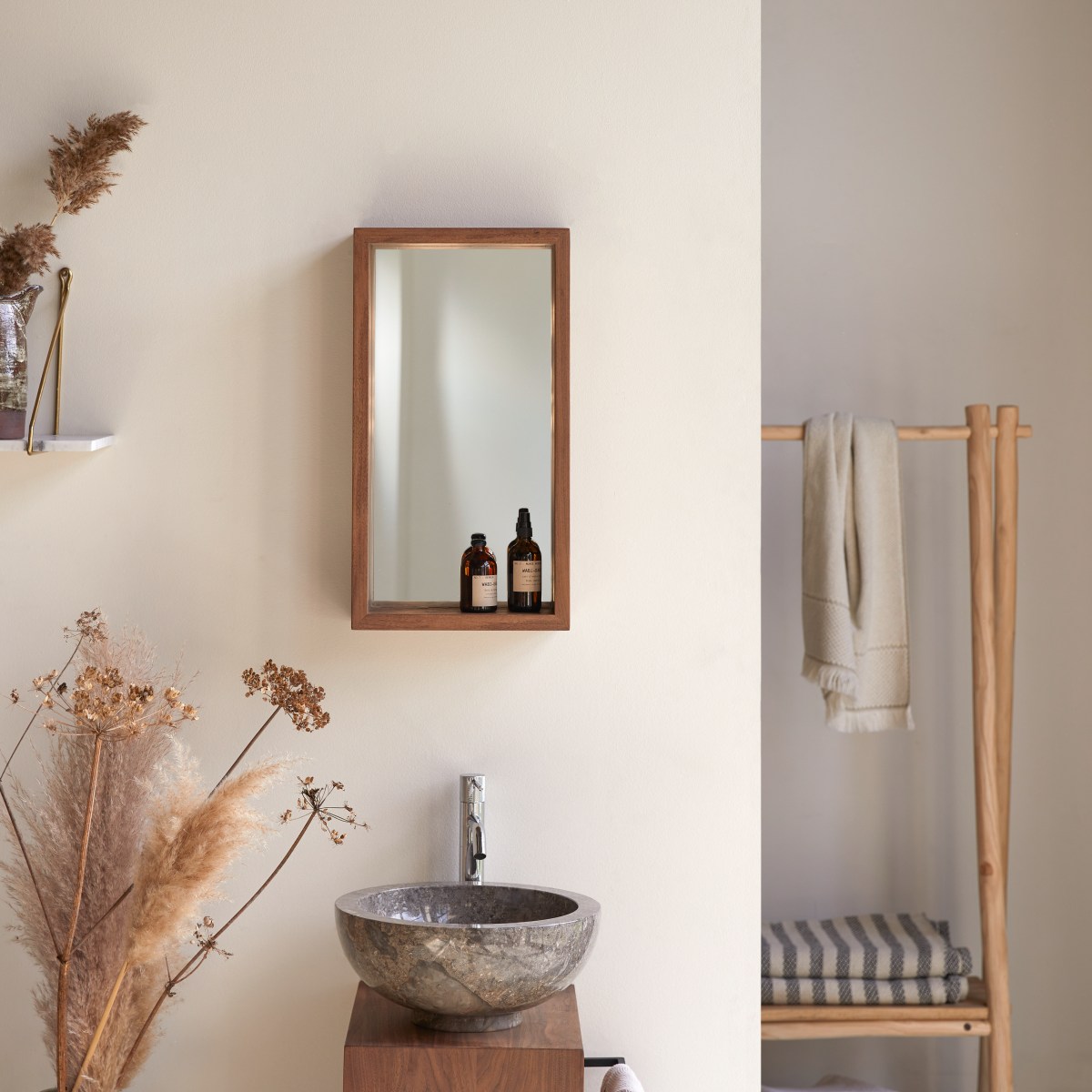 Miroir en bois de noyer Stelle 55x30 FSC® - Tikamoon