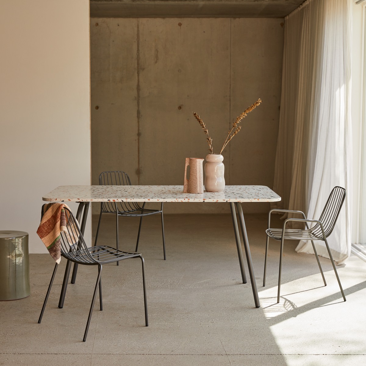 Elio - Rechthoekige tafel in premium terrazzo en bruin metaal voor 4-6 personen.