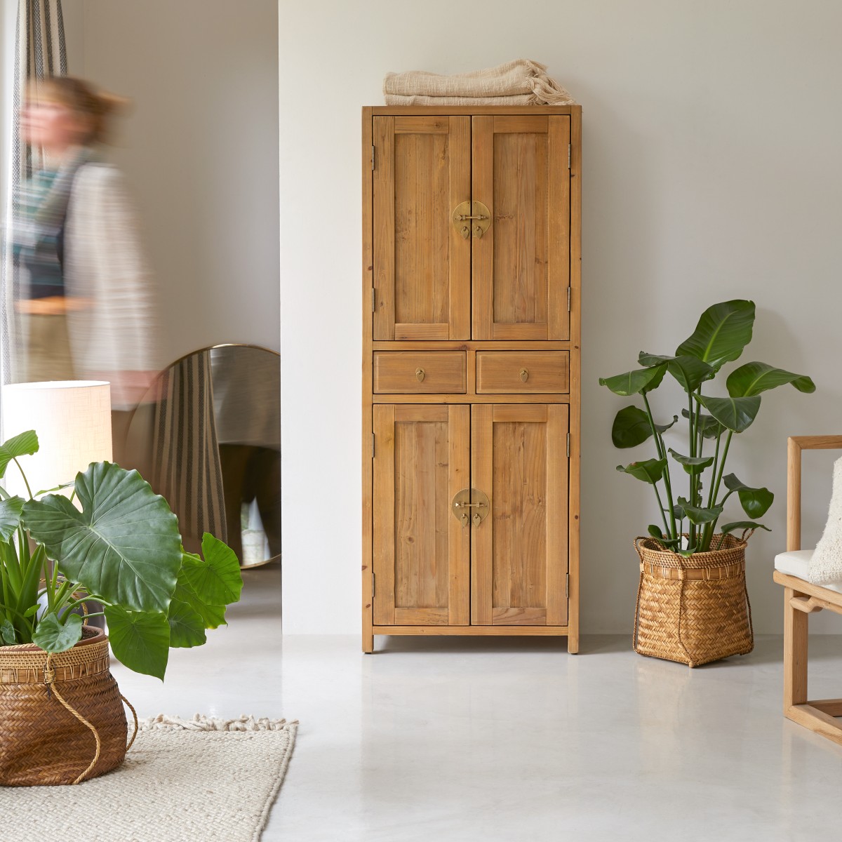 Armoire de rangement en bois de pin massif recyclé Yuki Naturel Tikamoon