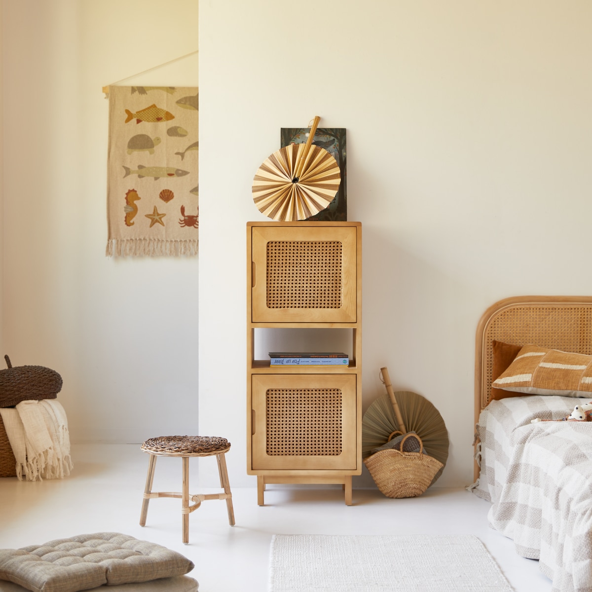 Bibliothèque basse enfant en bois d'orme massif et cannage Luis Tikamoon