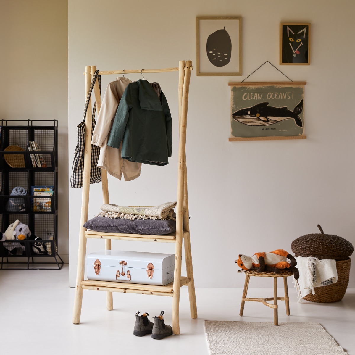 Colgador infantil de teca para la ropa de 160 cm Accesorio para el dormitorio Tikamoon
