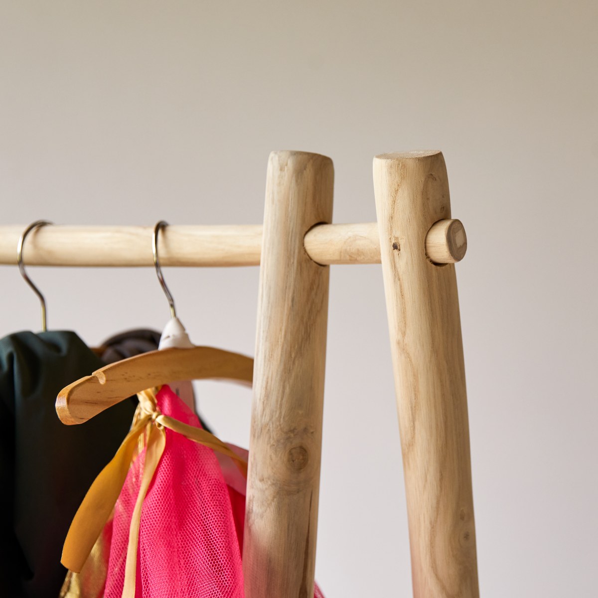 Kilim - Single children’s clothes rail in solid teak