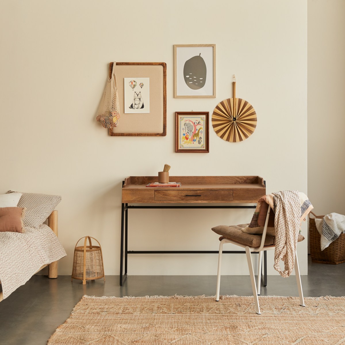 Bureau enfant en bois de manguier massif et métal 114 Hedda Tikamoon