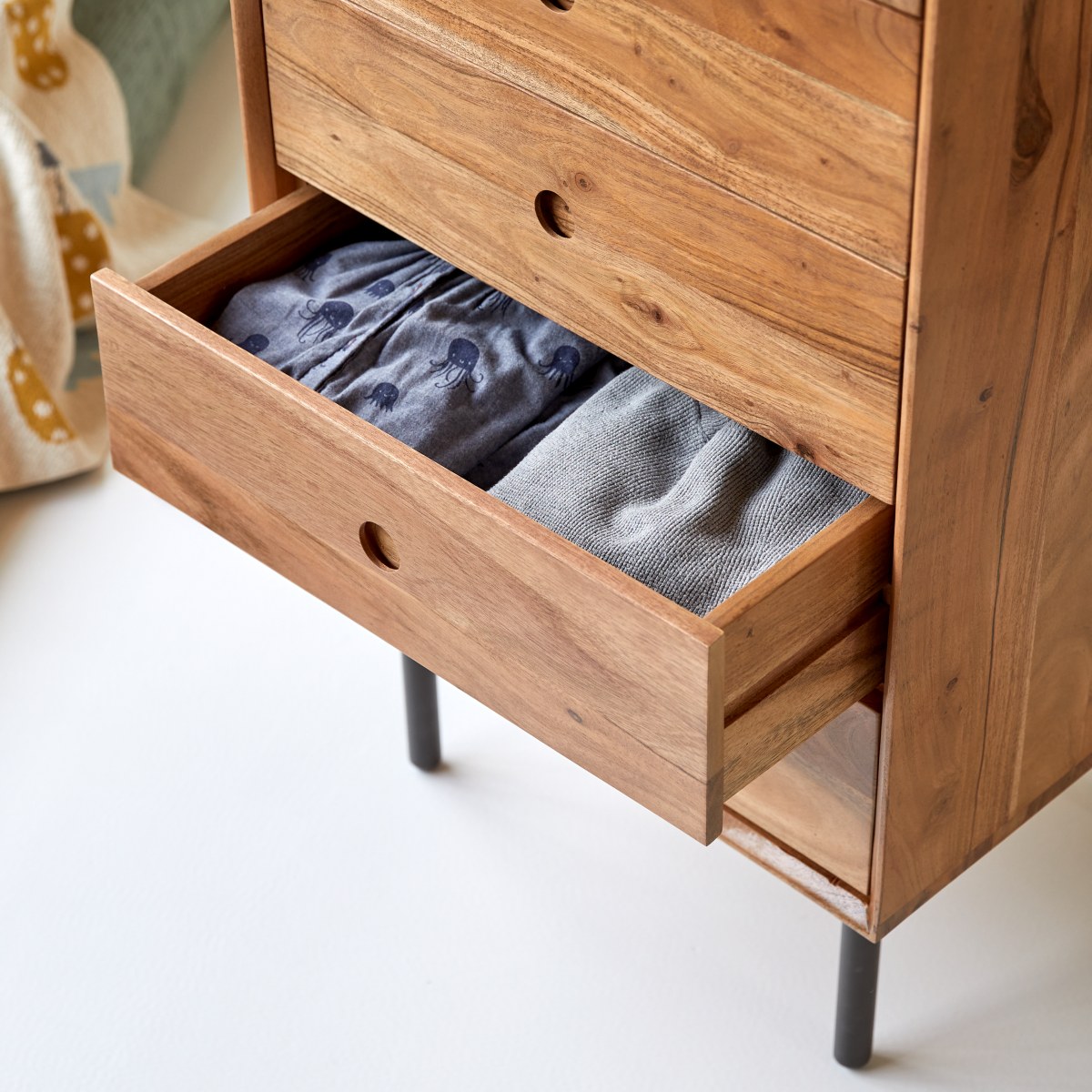 Pavel - Kindercommode van acaciahout