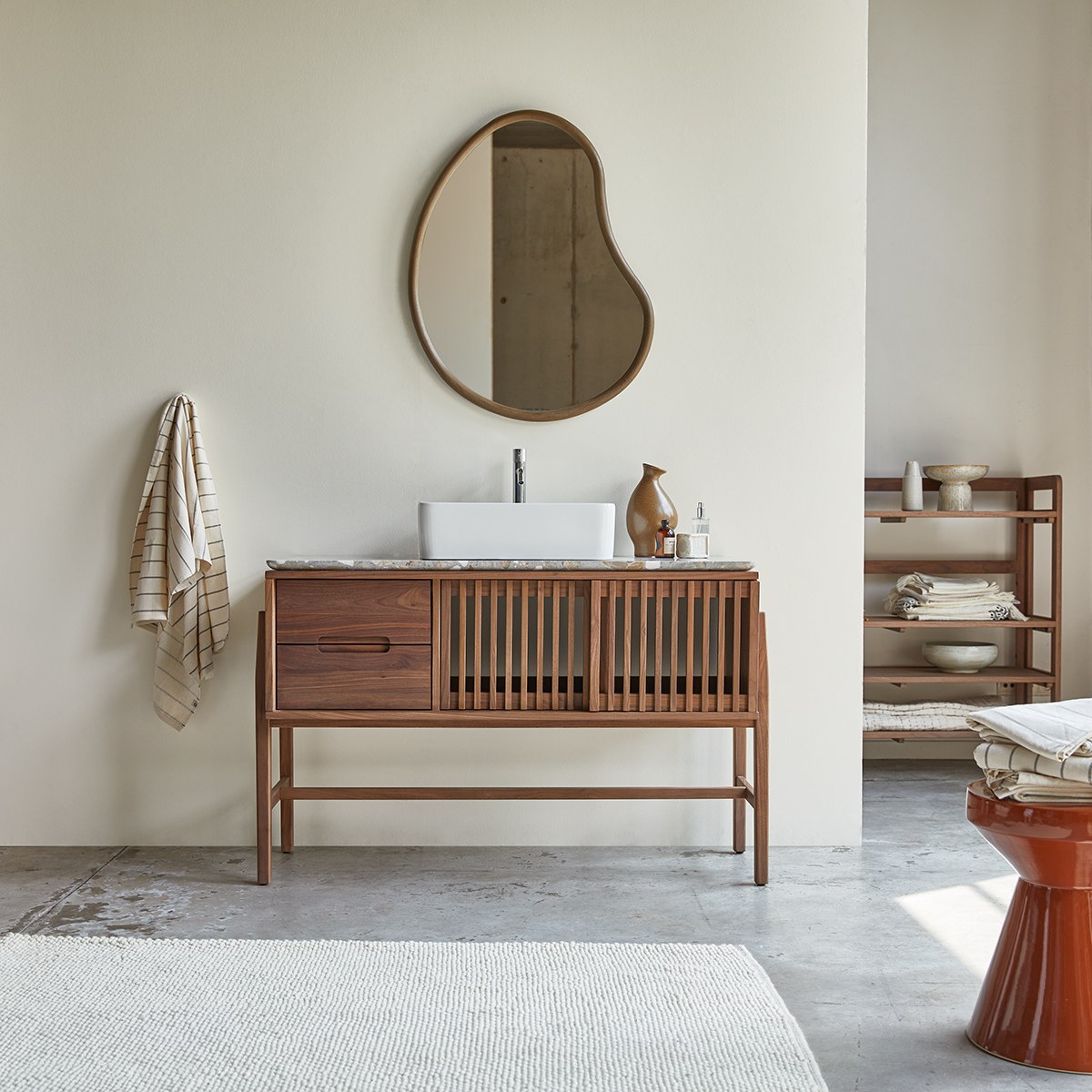 Meuble salle de bain Isaure en bois de noyer massif et terrazzo premium 125 cm FSC® - Tikamoon
