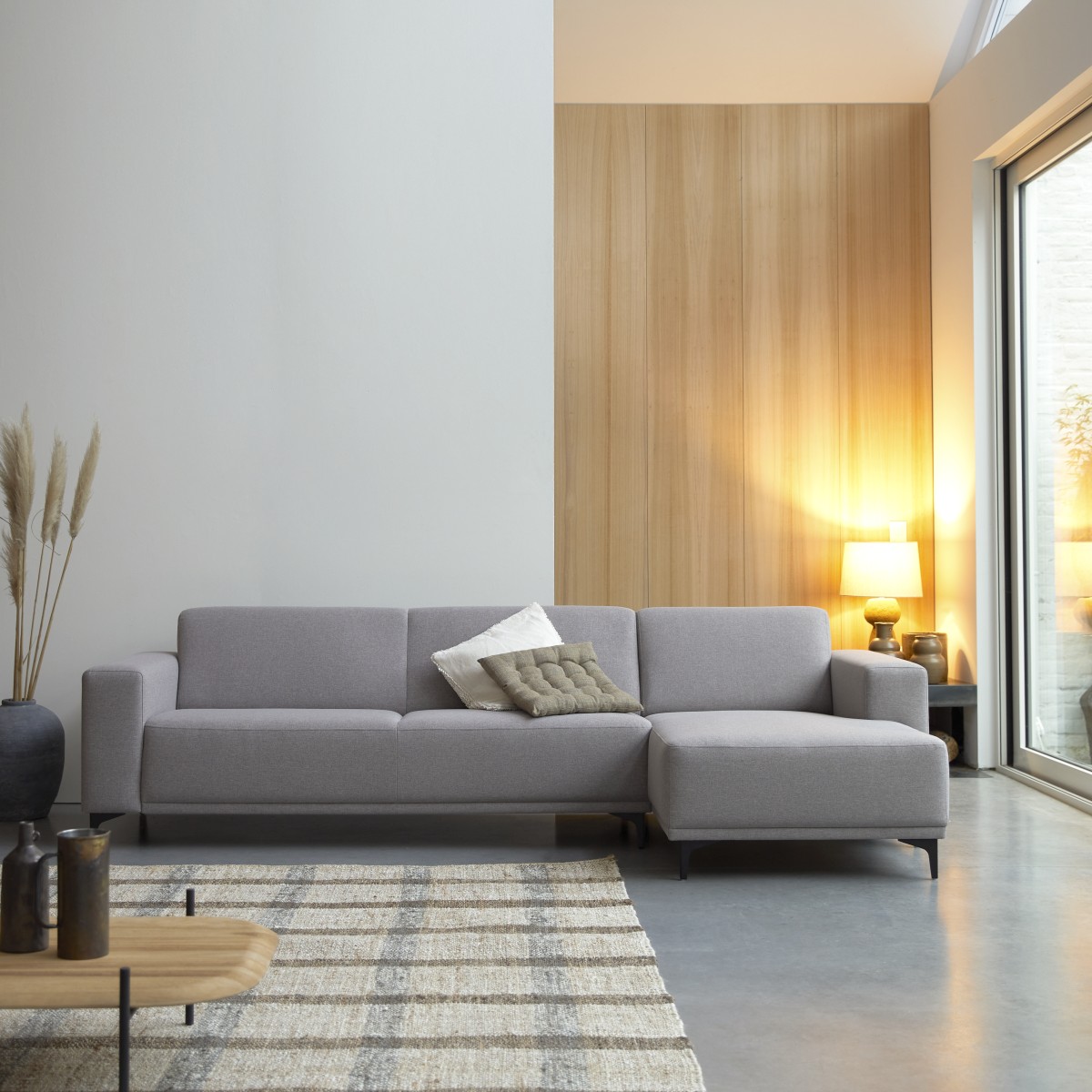 Divano da posti con angolo destro in tessuto e metallo Lars