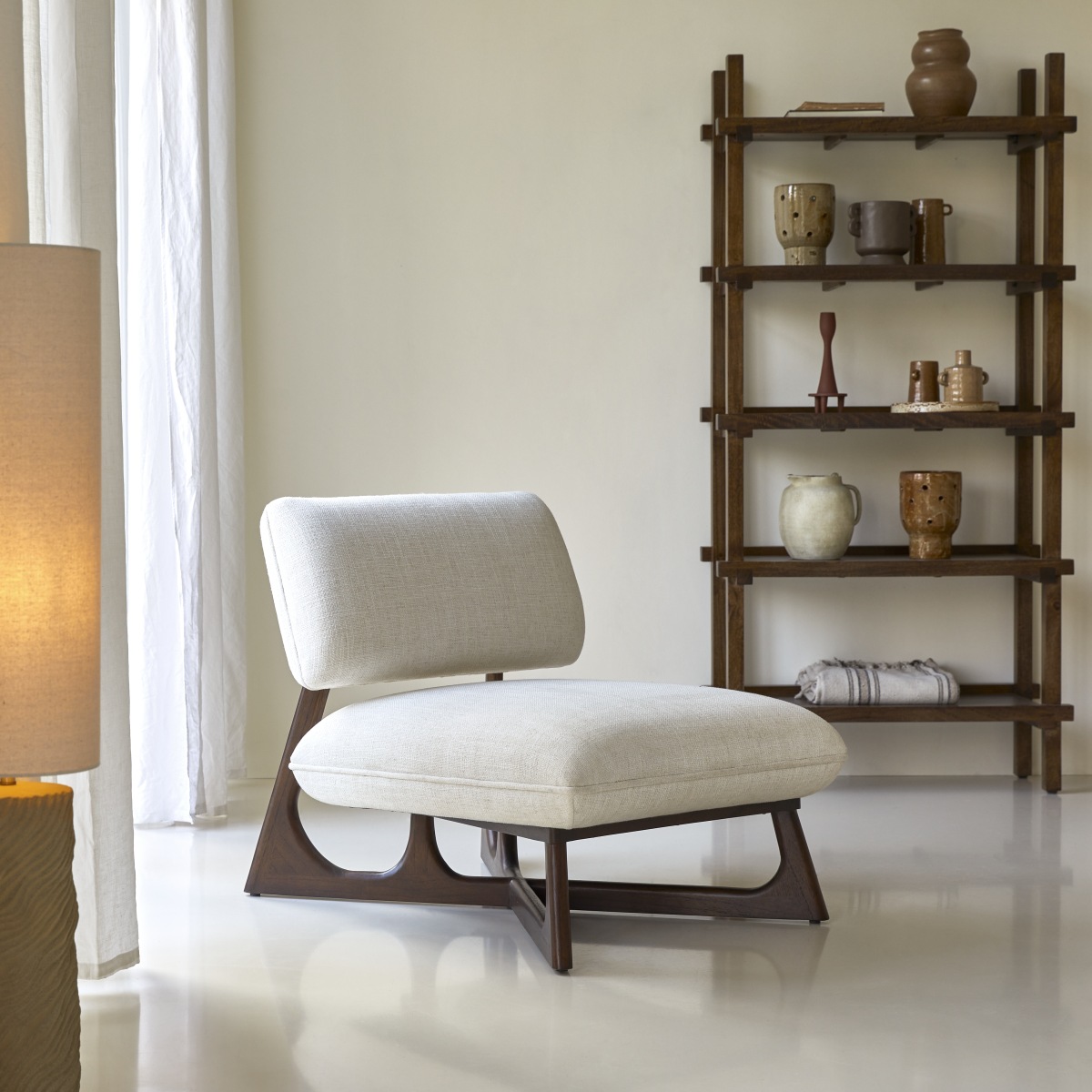 Brune - Niedriger Sessel aus massivem Mindiholz und ecrufarbenem Stoff