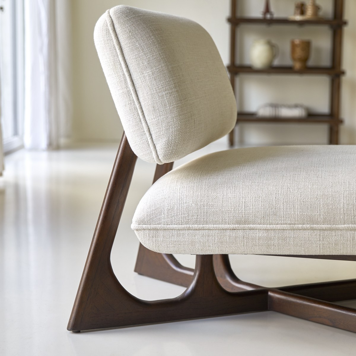 Brune - Lage fauteuil in massief mindihout en ecru stof