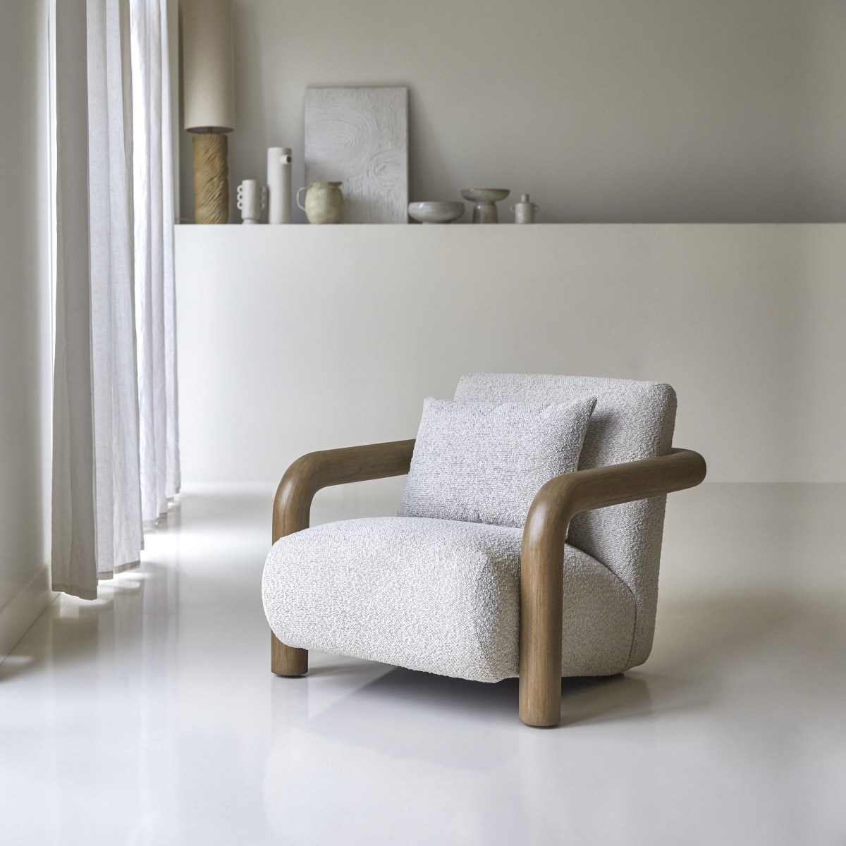 Nina - Niedriger Sessel aus massivem Mindiholz und ecrufarbenem Stoff