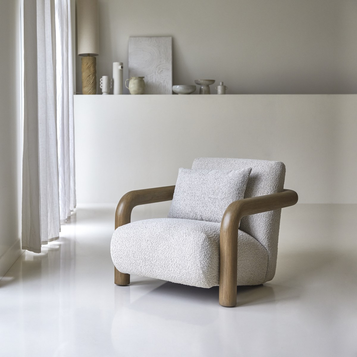 Fauteuil bas en bois de mindi massif et tissu bouclé écru Nina Tikamoon