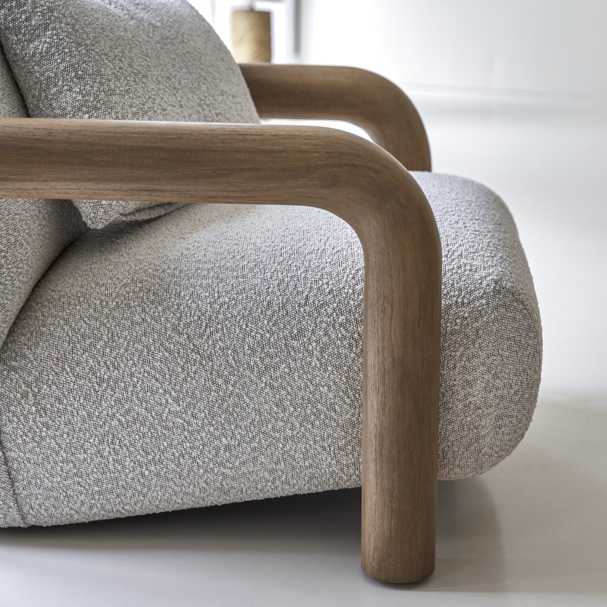 Nina - Lage fauteuil in massief mindihout en ecru stof