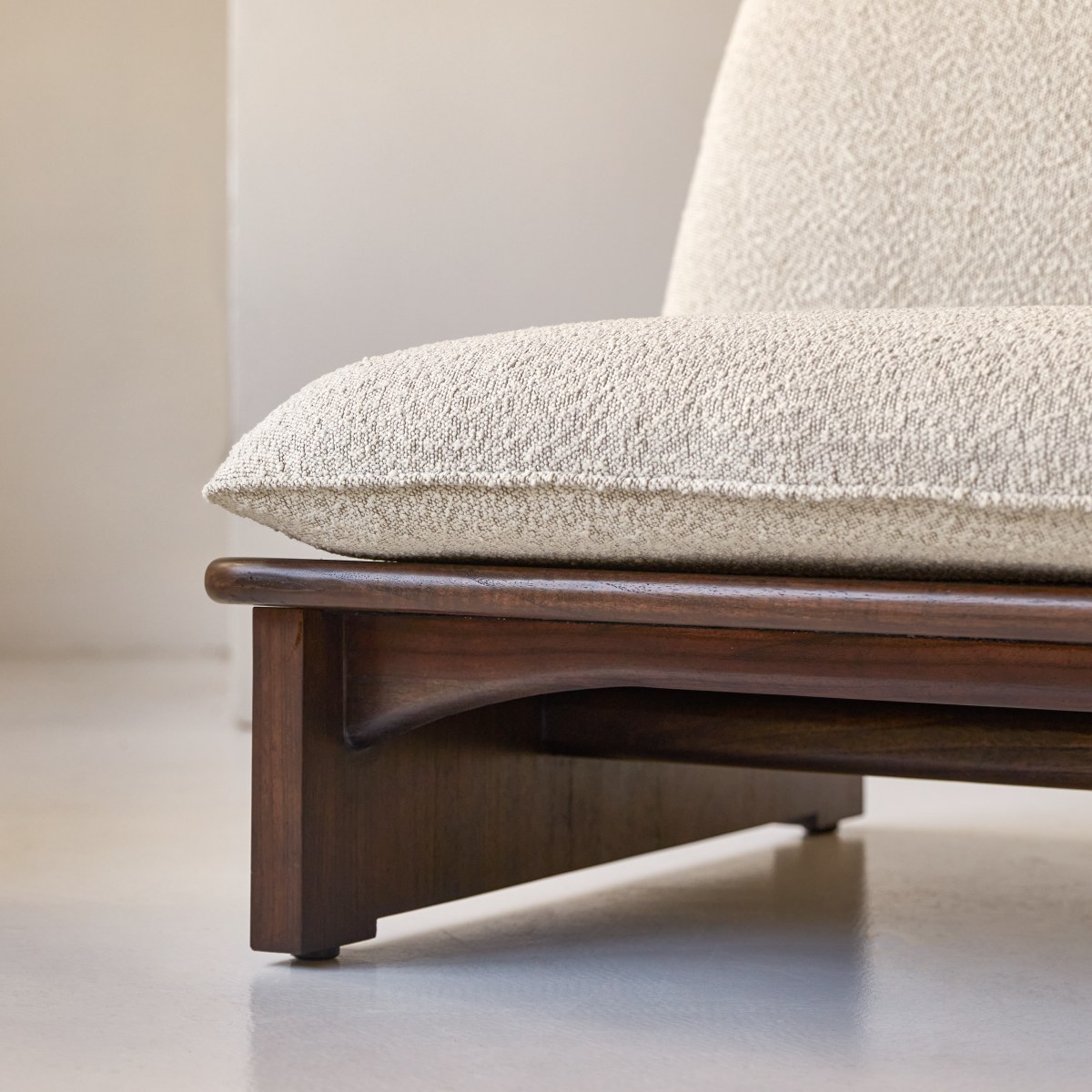 Folk - 2-Sitzer-Polsterbank aus massivem Mindiholz mit ecrufarbenem Stoffbezug