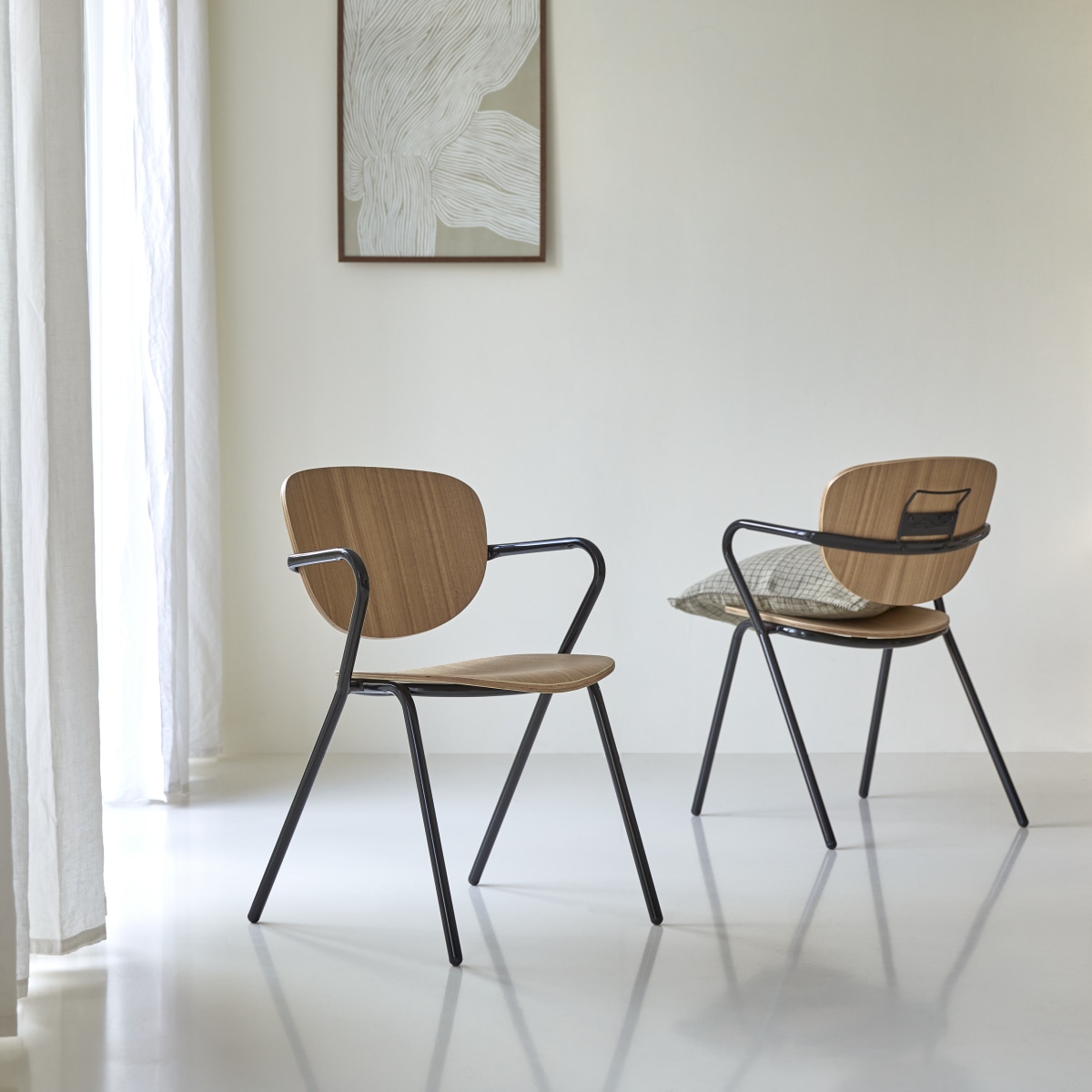 Ada - Stuhl aus Esche und Metall