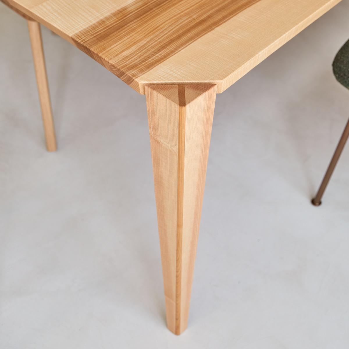 Paulin - Mesa de comedor de fresno-olivo macizo francés para 6-8 personas