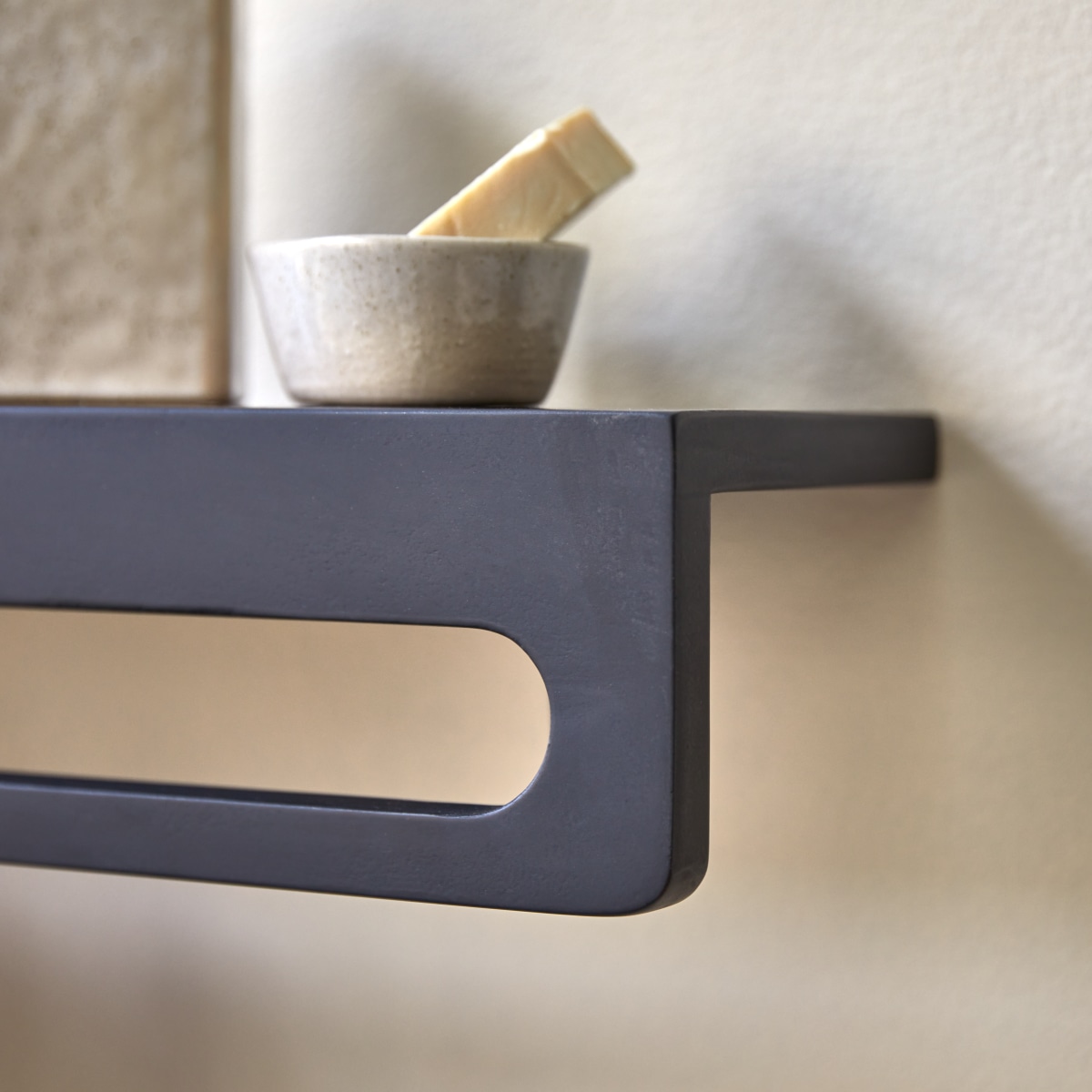 Clea - Wall mounted towel rail in black terrazzo