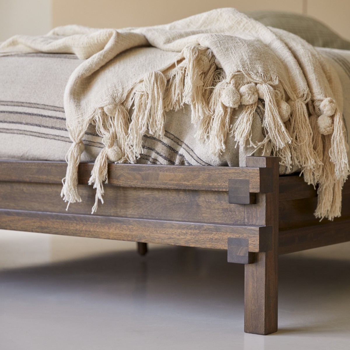 Arko - Cama de mango macizo de 160 cm x 200 cm