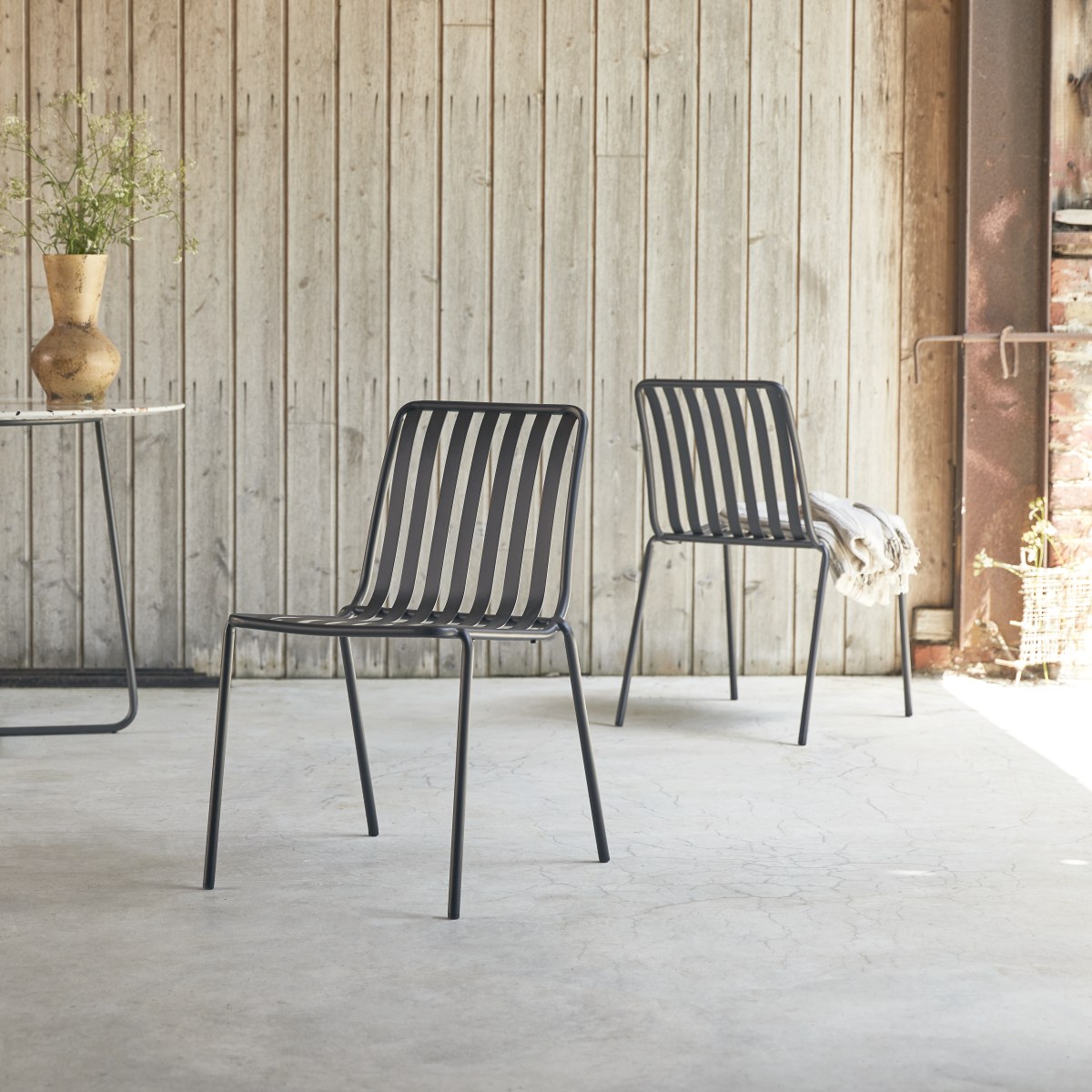 Chaise de jardin en métal peint Gaby black Tikamoon