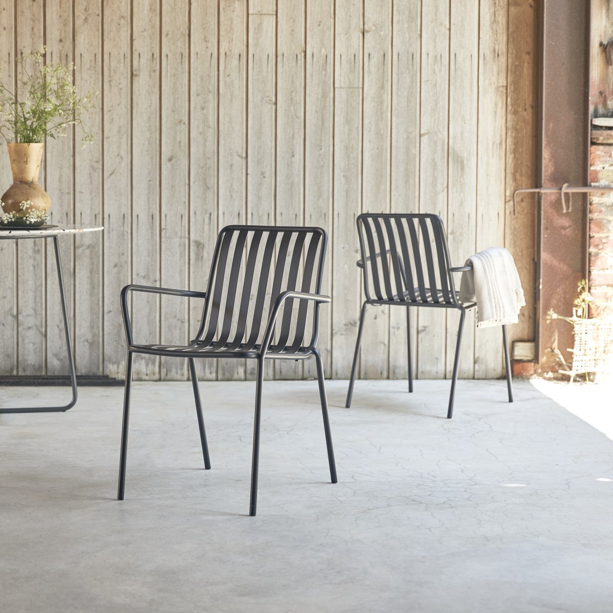 Fauteuil de jardin en métal peint Gaby black Tikamoon