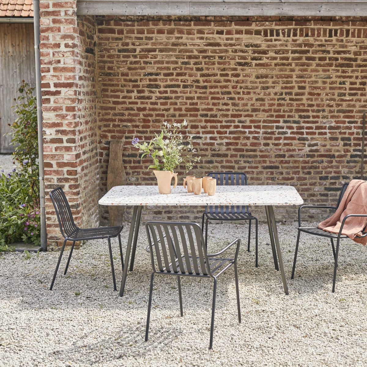 Elio - Tavolo da giardino rettangolare in terrazzo alla veneziana premium e metallo brown da 4-6 pers.