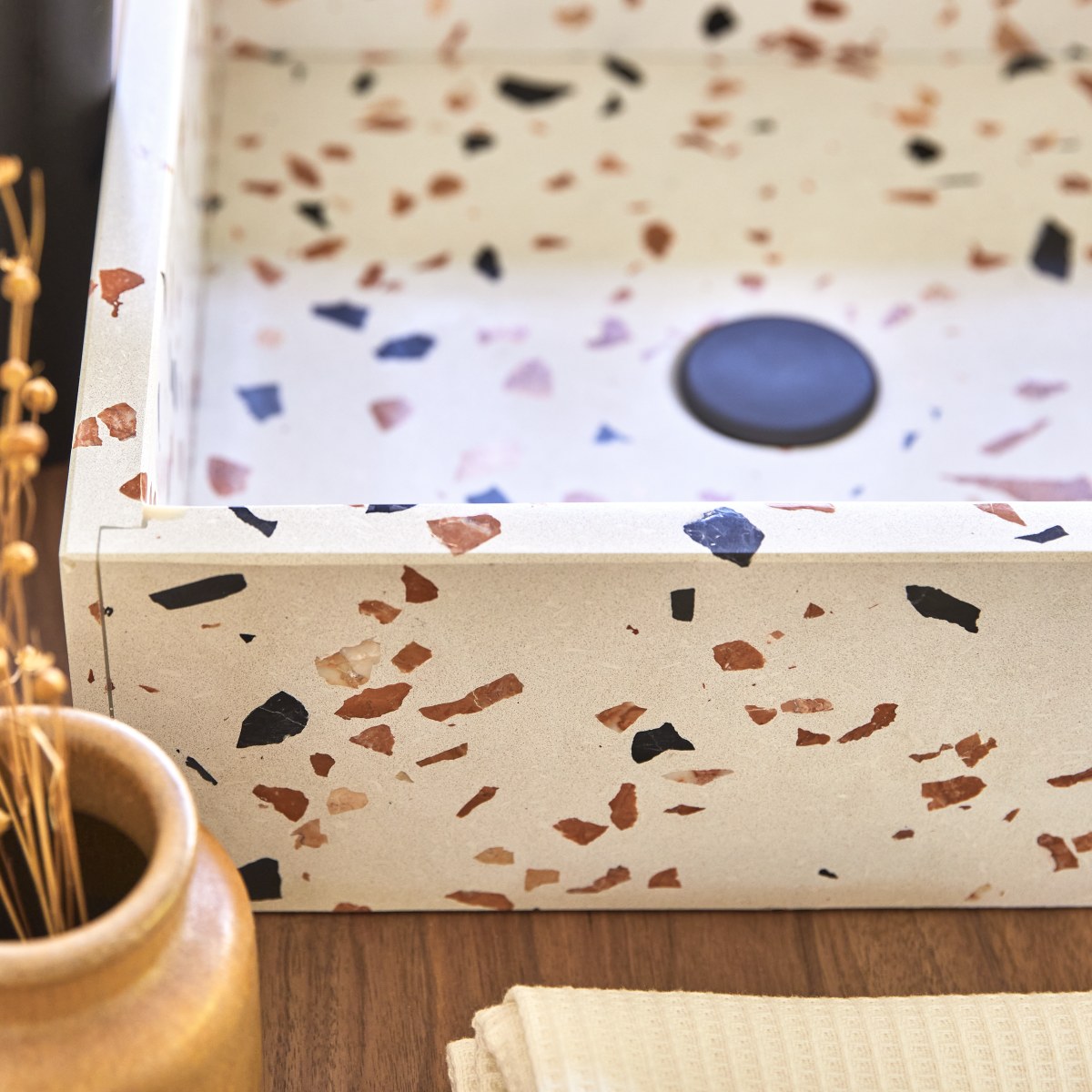 Made - Quadratisches Waschbecken aus Premium-Terrazzo Brown