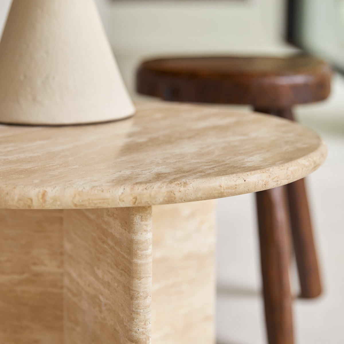 Sarah - Mesa auxiliar de travertino