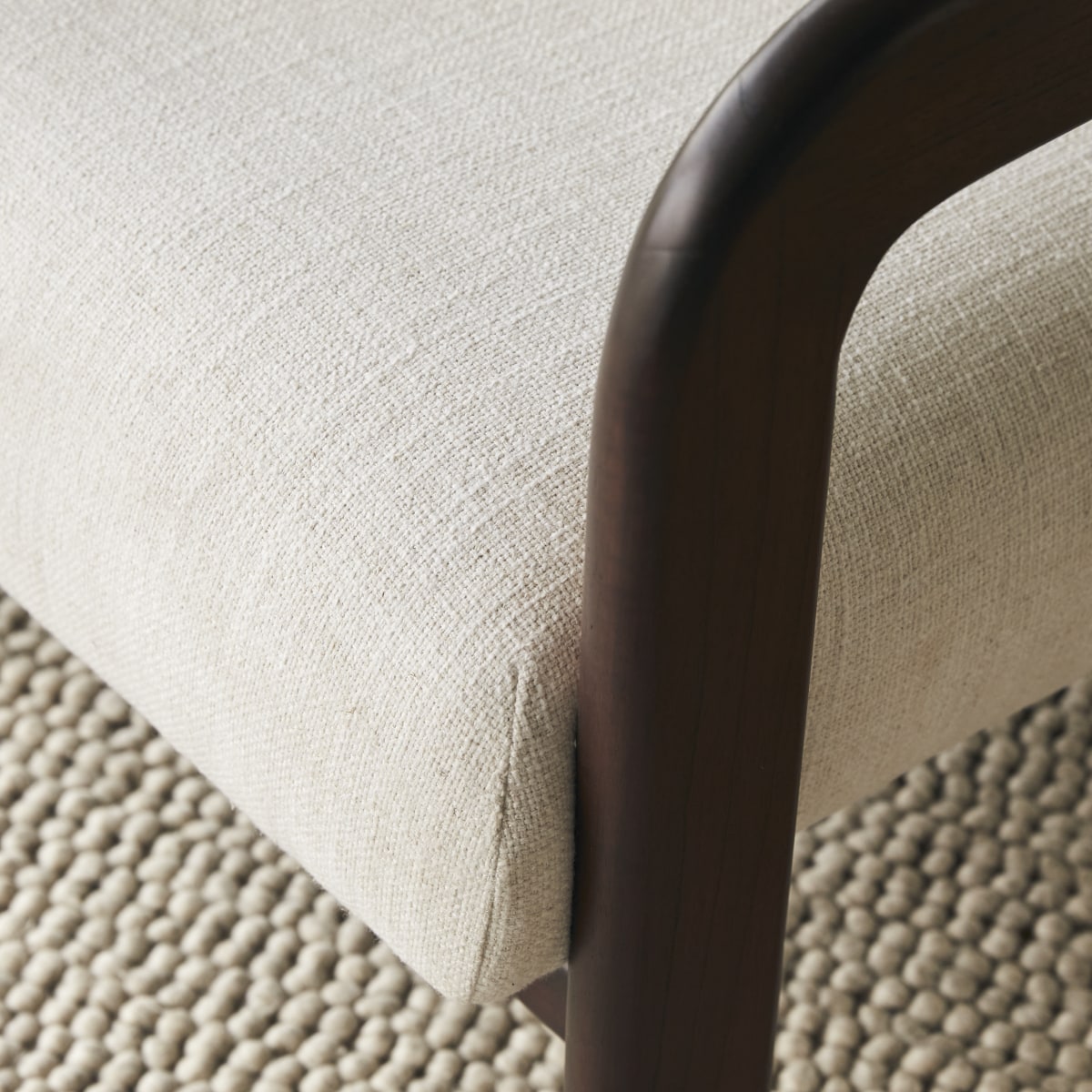 Charlie - Sillón de madera de mindi y tela color crudo