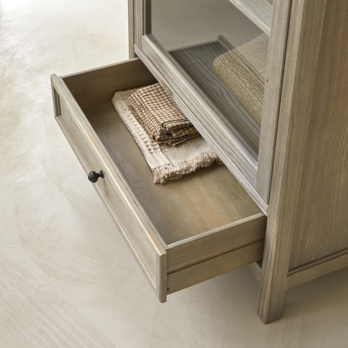 Masha - Geschirrschrank aus massivem Kiefernholz 