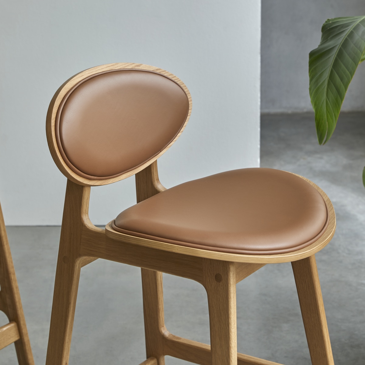 Maia -  Chaise de comptoir en chêne massif et cuir