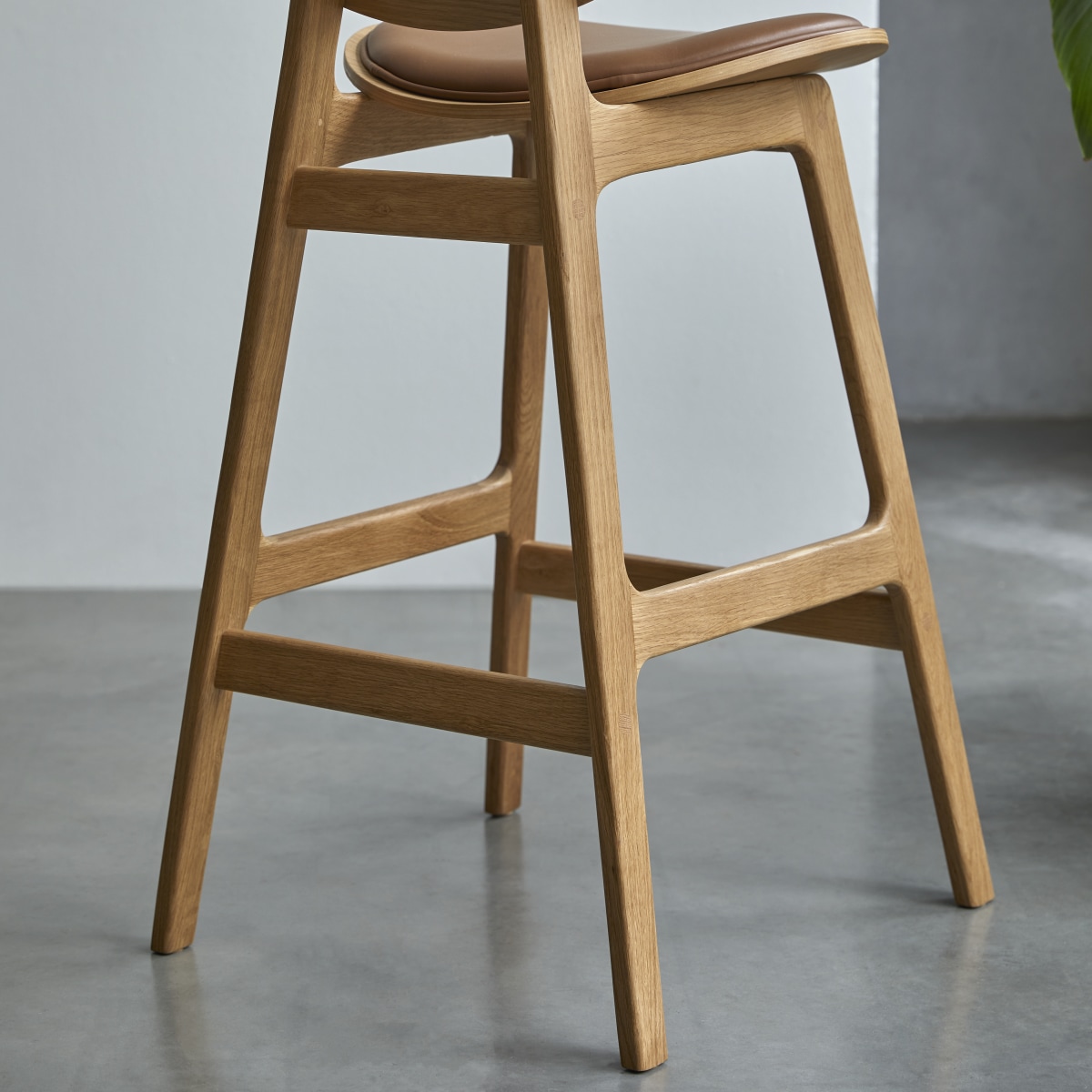 Maia - Chaise de bar en chêne massif et cuir