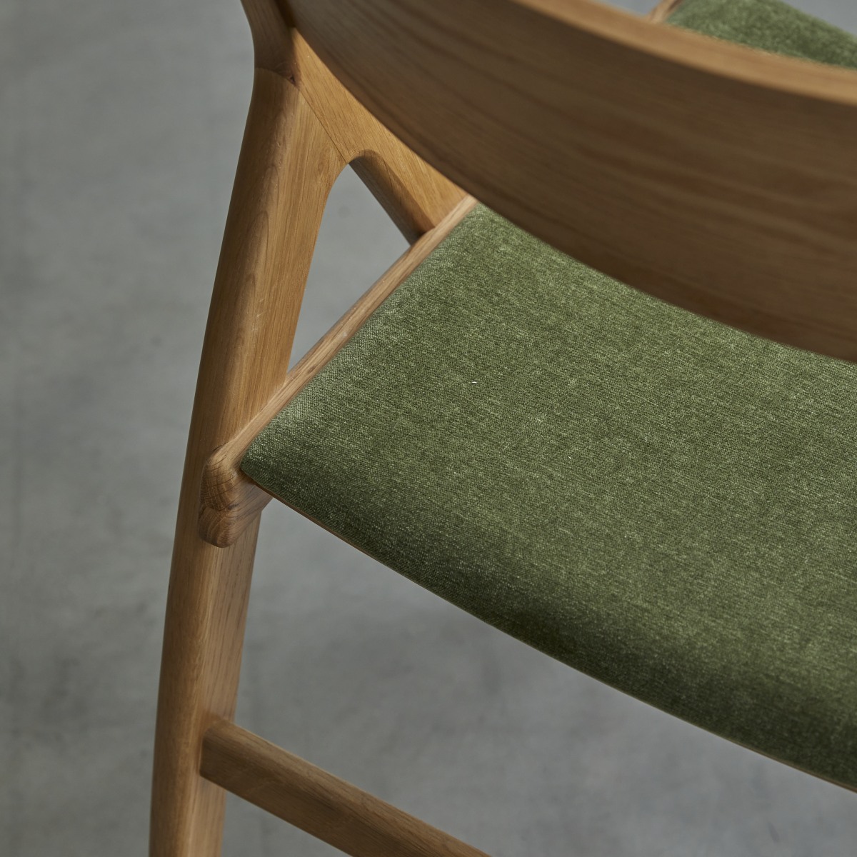 Clara - Chaise en chêne massif et velours vert