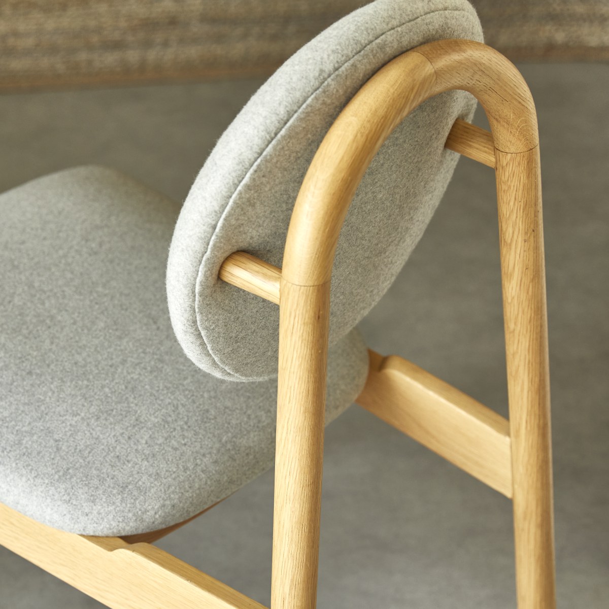 Olive - Silla de roble macizo y lana gris