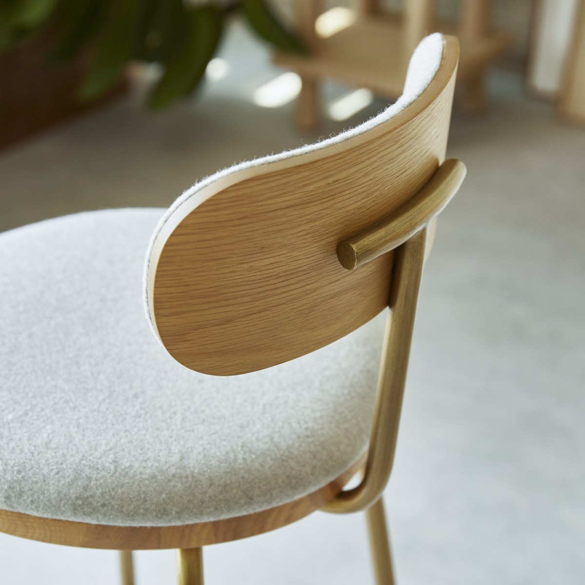 Soline - Chaise en chêne clair massif, tissu gris et métal