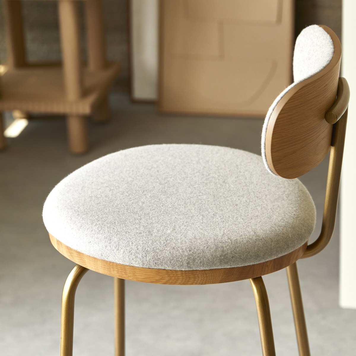 Soline - Chaise de bar en chêne clair massif, tissu gris et métal