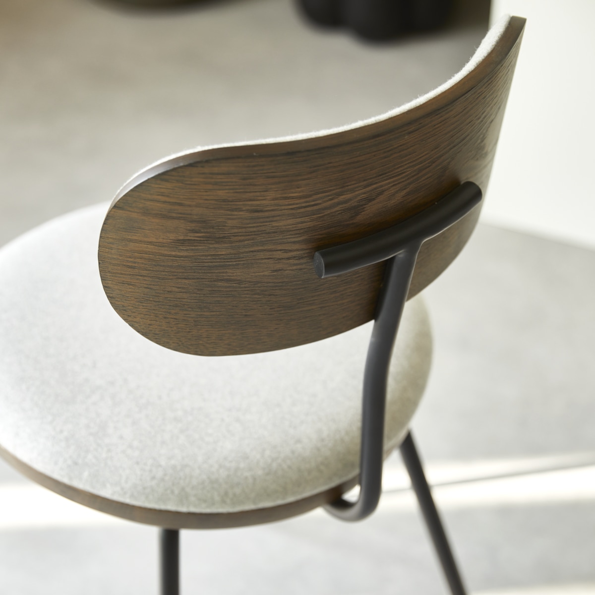 Soline - Chaise en chêne foncé massif, tissu gris et métal