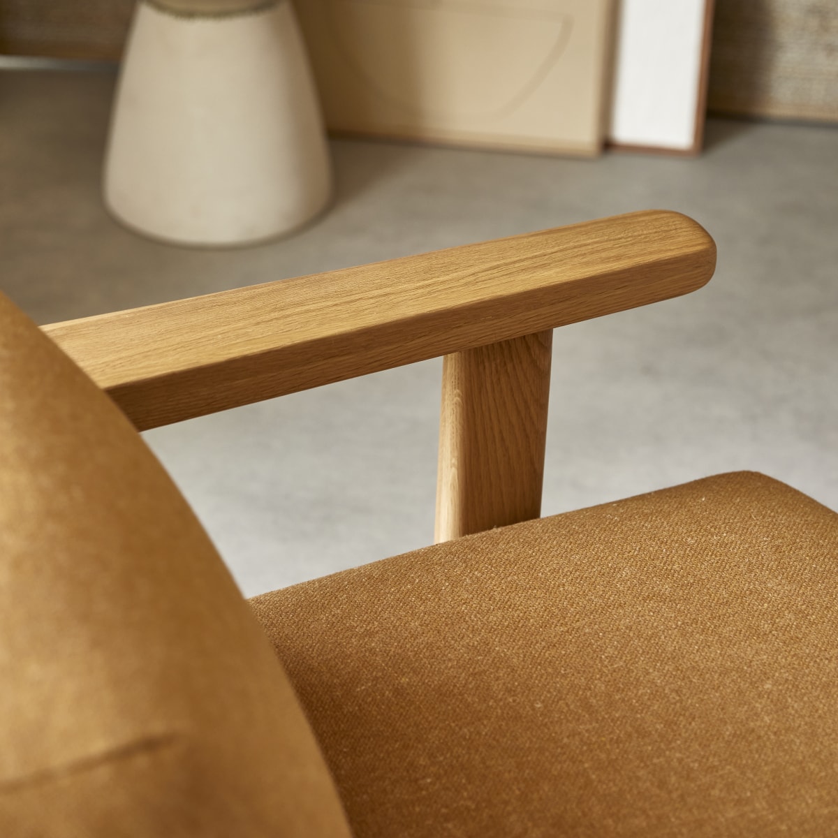 Tino - Fauteuil en chêne massif et tissu camel