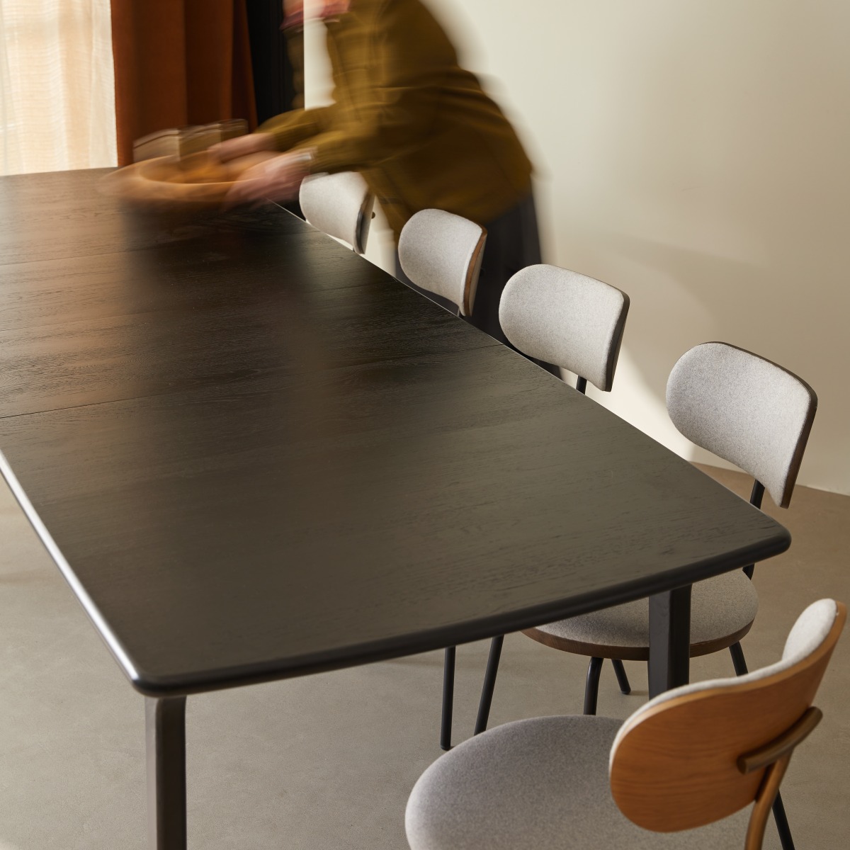 Clara - Mesa extensible de roble macizo negro 6-12 personas.