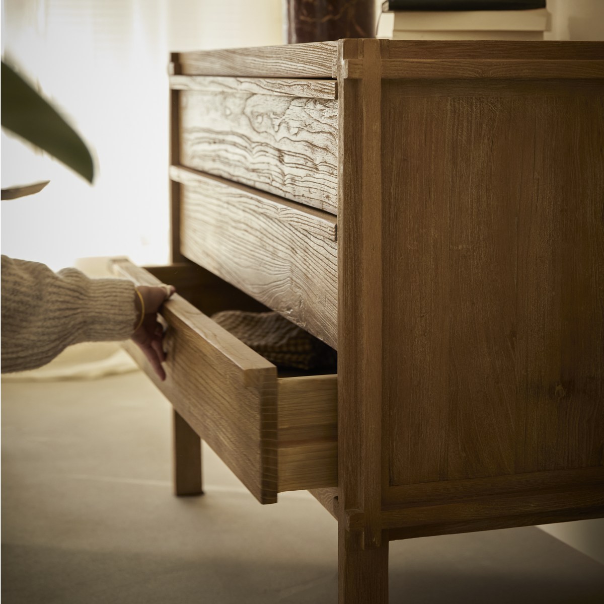 Madi - Chest of drawers in solid reclaimed elm