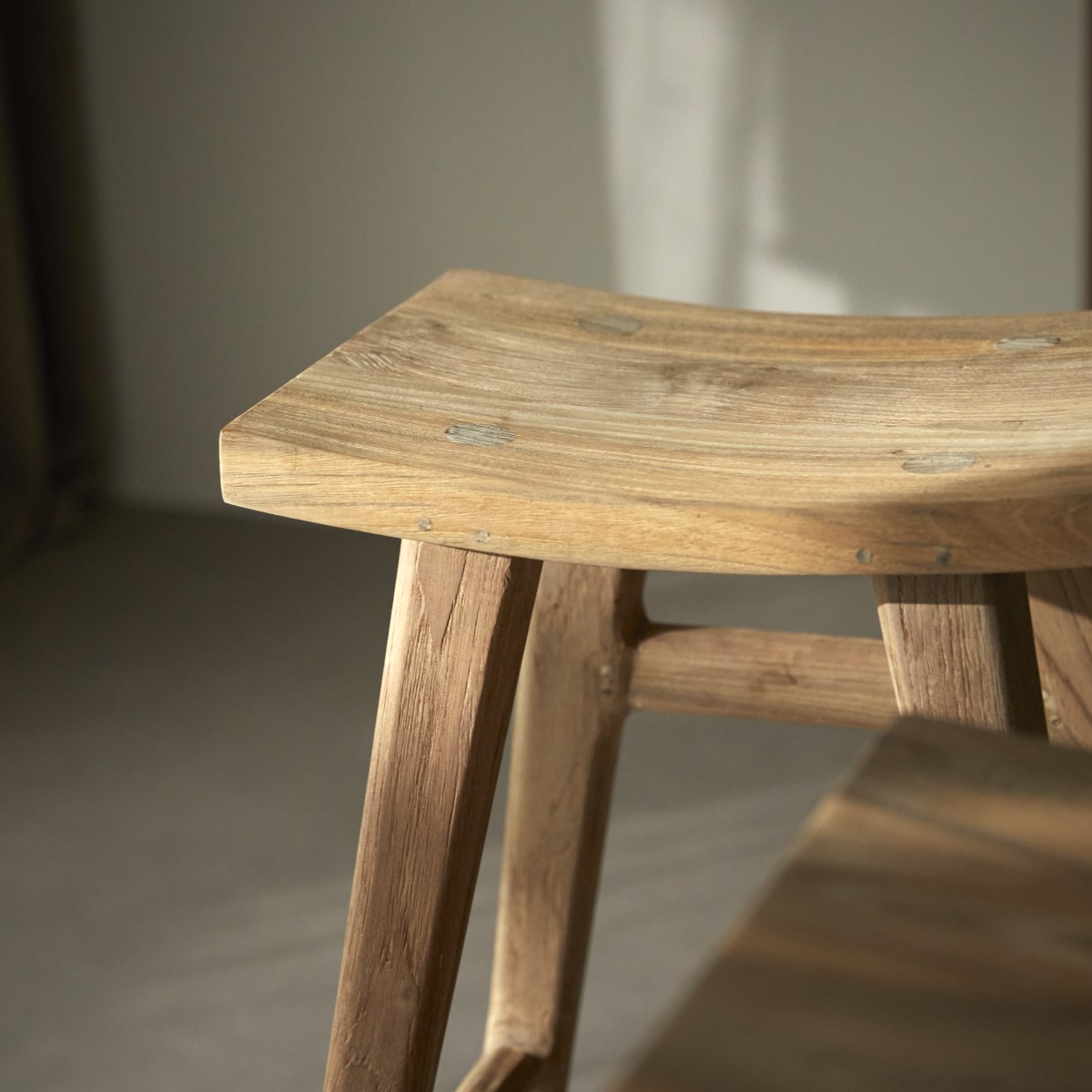 Alia - Barhocker aus massivem, recyceltem Teakholz