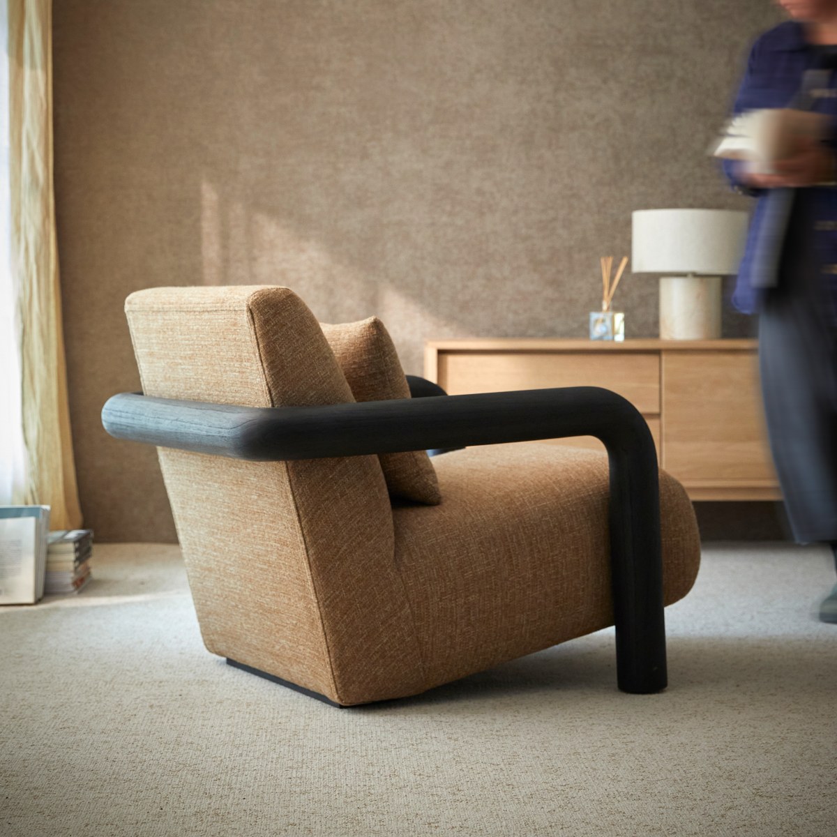 Nina - Sillón bajo de madera maciza de mindi y tela marrón